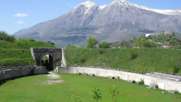 Alba Fucens, Anfiteatro