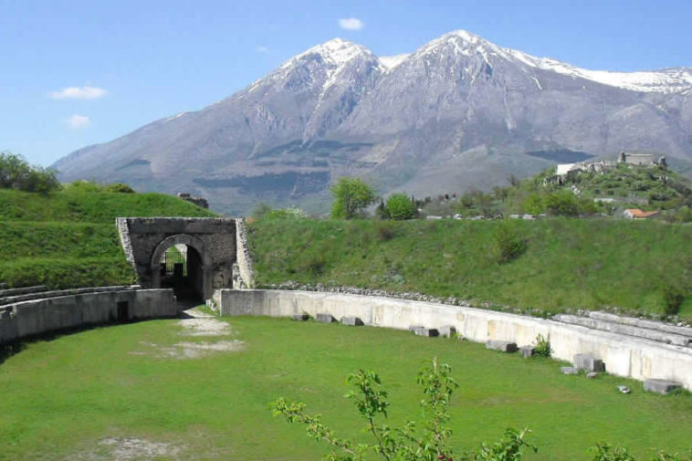 Alba Fucens, Anfiteatro
