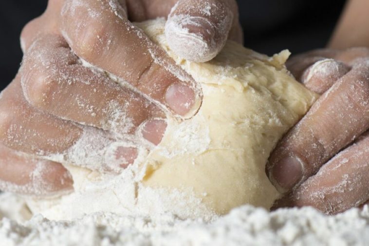 mani in pasta